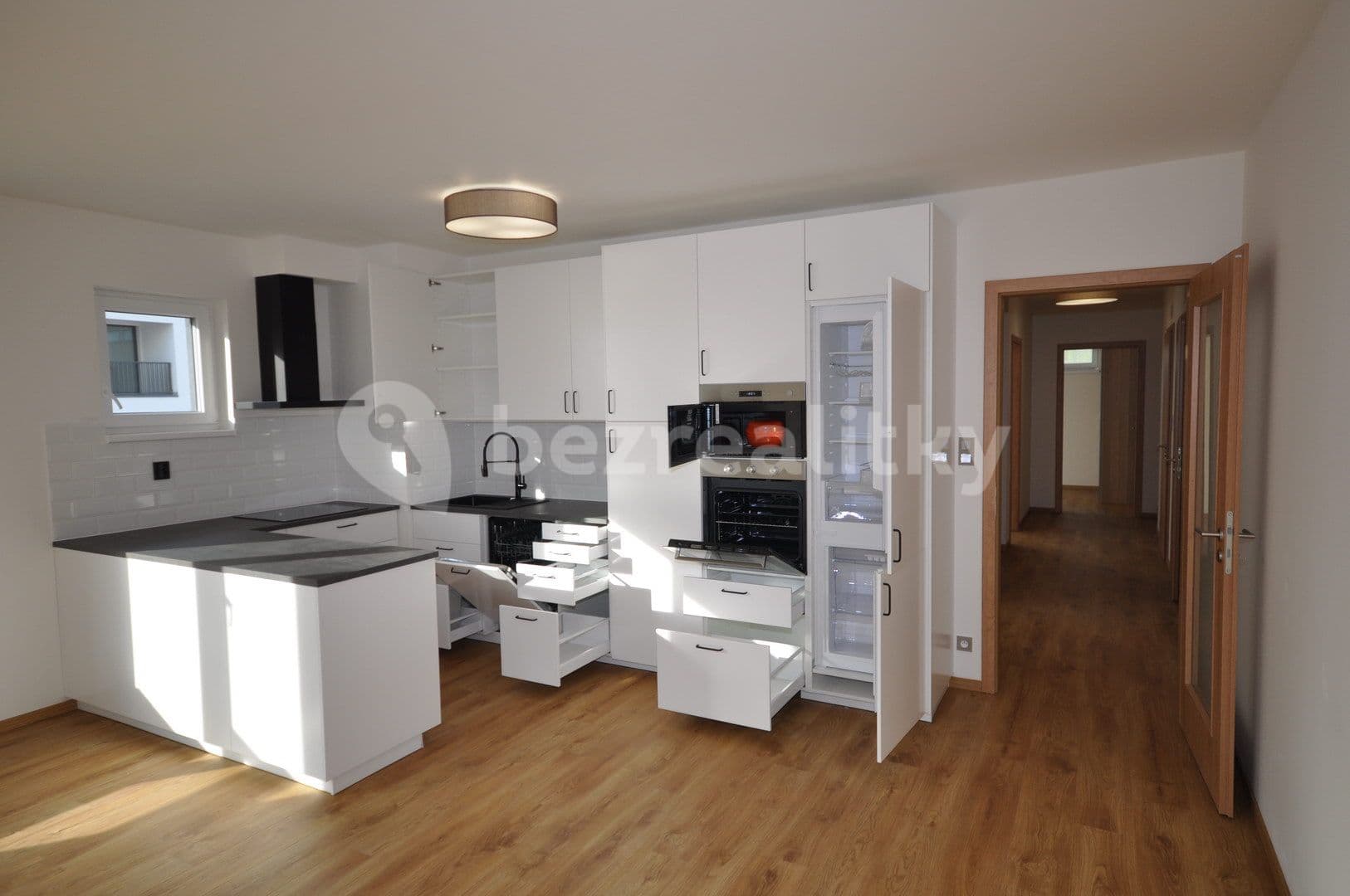 Prenájom bytu 4-izbový 100 m², Drnovská, Praha, Praha Prenájom bytu 4-izbový 100 m², Drnovská, Praha, Praha