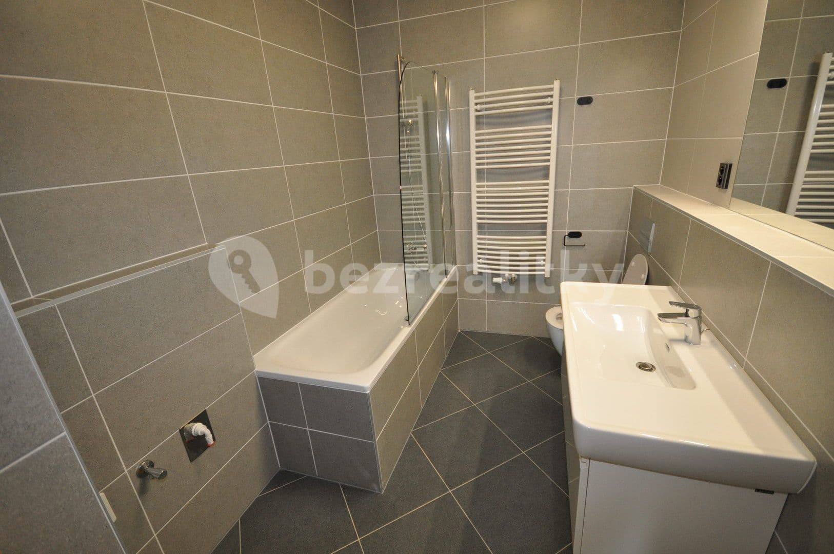 Prenájom bytu 4-izbový 100 m², Drnovská, Praha, Praha Prenájom bytu 4-izbový 100 m², Drnovská, Praha, Praha