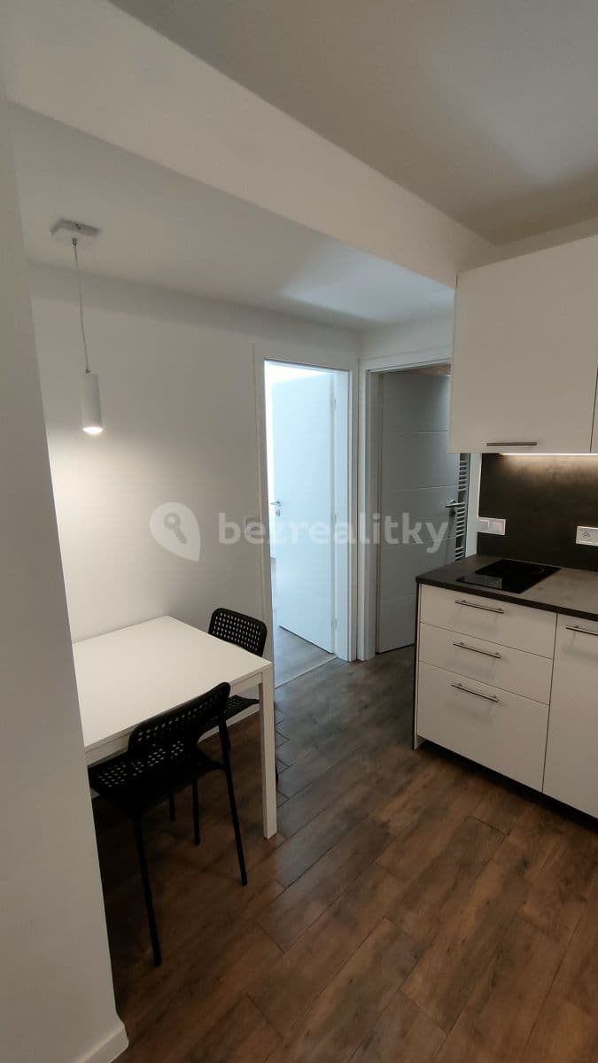 Prenájom bytu 2-izbový 38 m², Koněvova, Praha, Praha Prenájom bytu 2-izbový 38 m², Koněvova, Praha, Praha