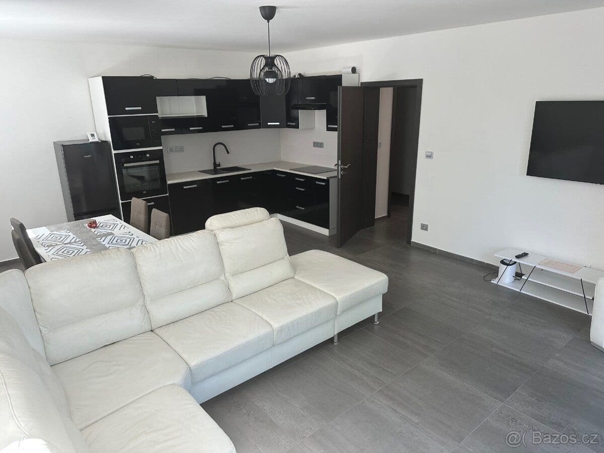 Prenájom bytu 2-izbový 72 m², Masarykovo nám., Říčany, Středočeský kraj Prenájom bytu 2-izbový 72 m², Masarykovo nám., Říčany, Středočeský kraj