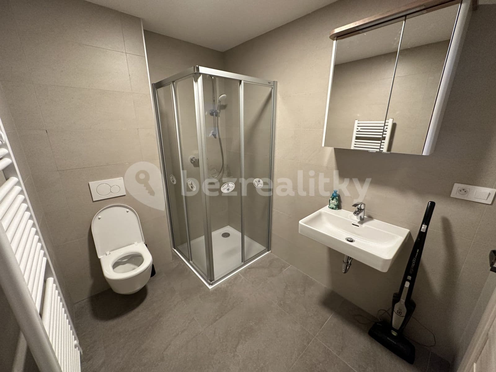 Prenájom bytu 1-izbový 38 m², Praha, Praha Prenájom bytu 1-izbový 38 m², Praha, Praha