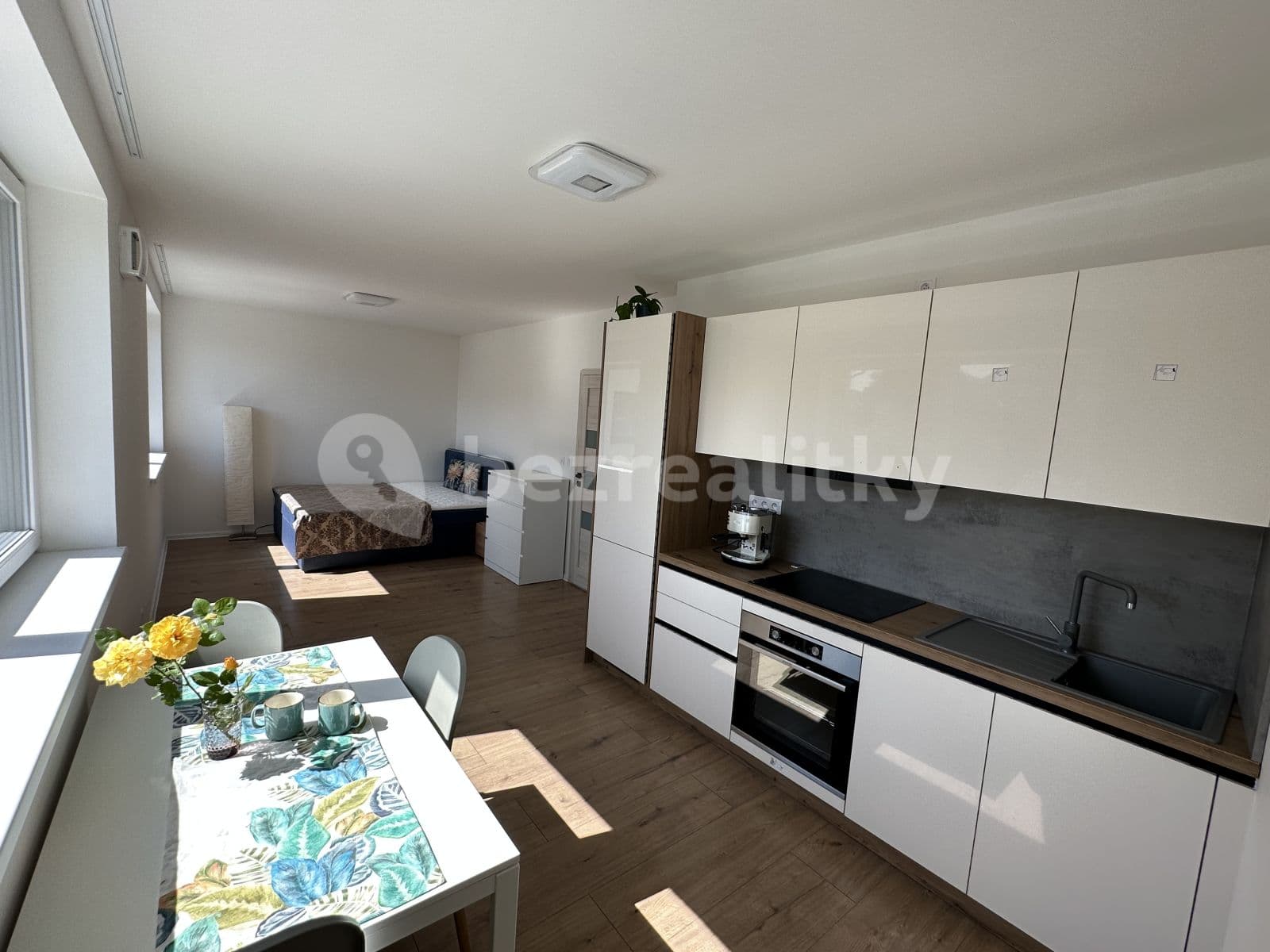 Prenájom bytu 1-izbový 38 m², Praha, Praha Prenájom bytu 1-izbový 38 m², Praha, Praha