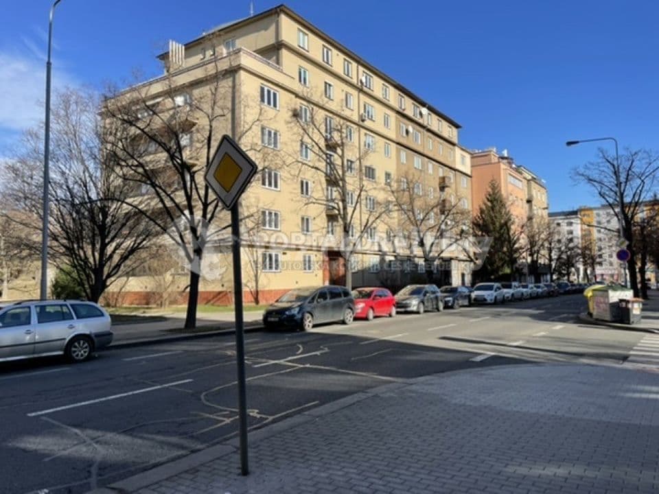 Prenájom bytu 5-izbový 160 m², 28. pluku, Praha, Praha Prenájom bytu 5-izbový 160 m², 28. pluku, Praha, Praha
