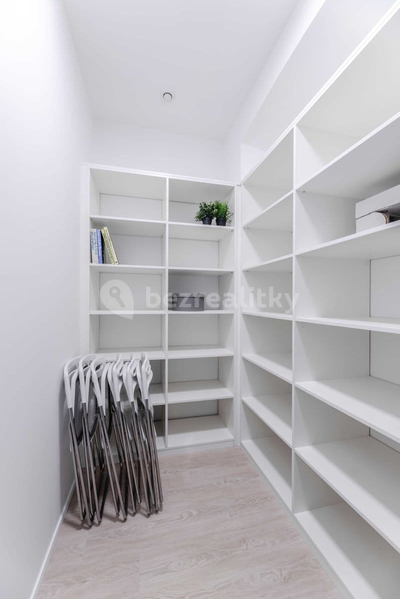 Prenájom bytu 3-izbový 71 m², Francouzská, Praha, Praha Prenájom bytu 3-izbový 71 m², Francouzská, Praha, Praha