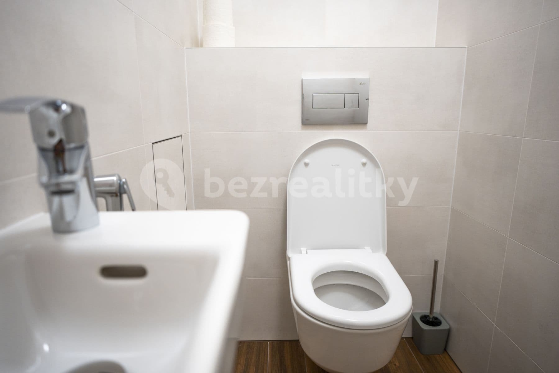 Prenájom bytu 3-izbový 75 m², Červená báň, Praha, Praha Prenájom bytu 3-izbový 75 m², Červená báň, Praha, Praha