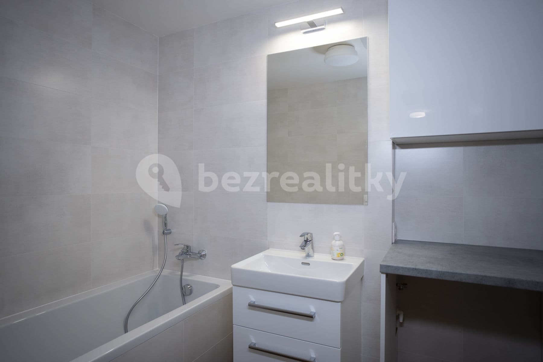 Prenájom bytu 3-izbový 75 m², Červená báň, Praha, Praha Prenájom bytu 3-izbový 75 m², Červená báň, Praha, Praha