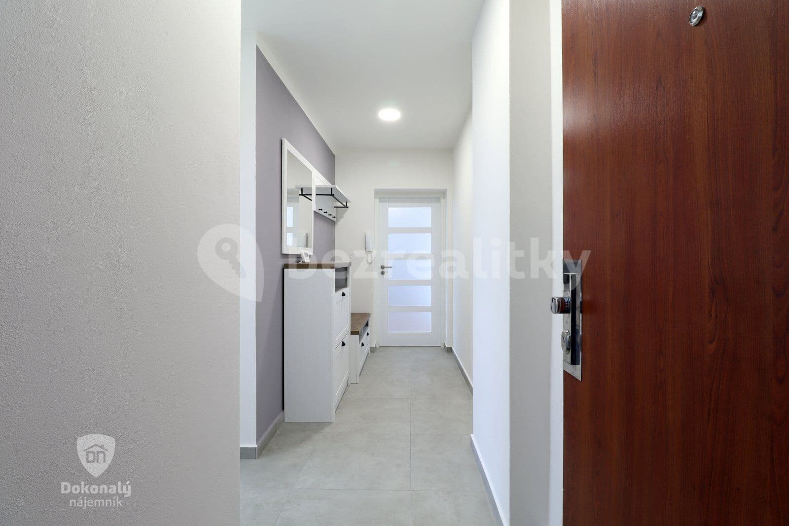 Prenájom bytu 4-izbový 120 m², Bořanovická, Praha, Praha