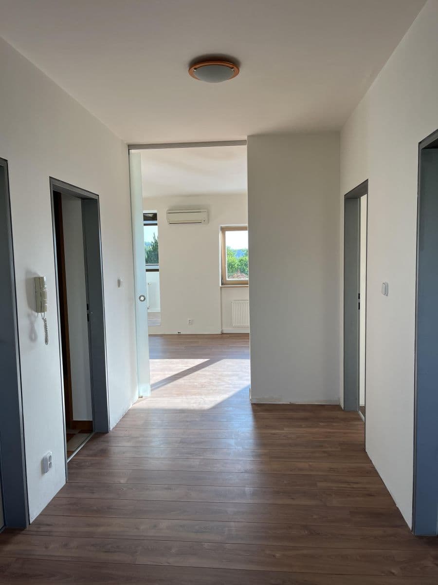 Prenájom bytu 3-izbový 85 m², Červená Skála, Husinec, Středočeský kraj Prenájom bytu 3-izbový 85 m², Červená Skála, Husinec, Středočeský kraj