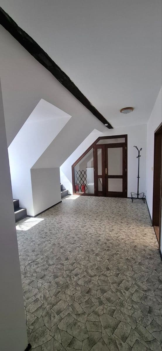 Prenájom bytu 3-izbový 110 m², náměstí Smiřických, Kostelec nad Černými lesy, Středočeský kraj Prenájom bytu 3-izbový 110 m², náměstí Smiřických, Kostelec nad Černými lesy, Středočeský kraj