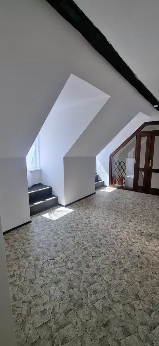 Prenájom bytu 3-izbový 110 m², náměstí Smiřických, Kostelec nad Černými lesy, Středočeský kraj Prenájom bytu 3-izbový 110 m², náměstí Smiřických, Kostelec nad Černými lesy, Středočeský kraj