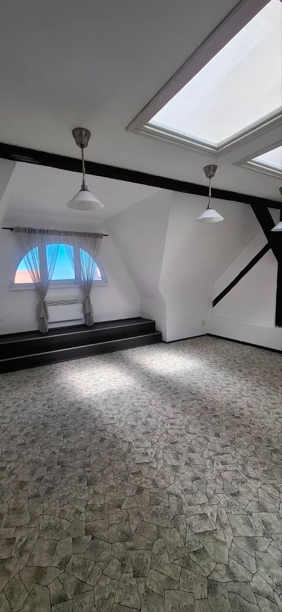 Prenájom bytu 3-izbový 110 m², náměstí Smiřických, Kostelec nad Černými lesy, Středočeský kraj Prenájom bytu 3-izbový 110 m², náměstí Smiřických, Kostelec nad Černými lesy, Středočeský kraj