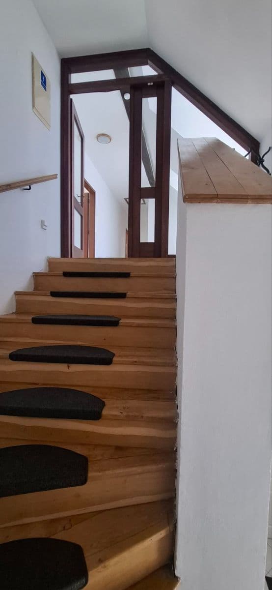 Prenájom bytu 3-izbový 110 m², náměstí Smiřických, Kostelec nad Černými lesy, Středočeský kraj Prenájom bytu 3-izbový 110 m², náměstí Smiřických, Kostelec nad Černými lesy, Středočeský kraj