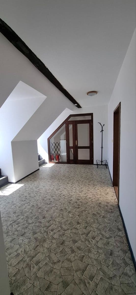 Prenájom bytu 3-izbový 110 m², náměstí Smiřických, Kostelec nad Černými lesy, Středočeský kraj Prenájom bytu 3-izbový 110 m², náměstí Smiřických, Kostelec nad Černými lesy, Středočeský kraj