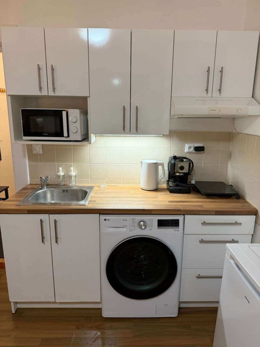 Prenájom bytu 1-izbový 23 m², Koněvova, Praha, Praha Prenájom bytu 1-izbový 23 m², Koněvova, Praha, Praha