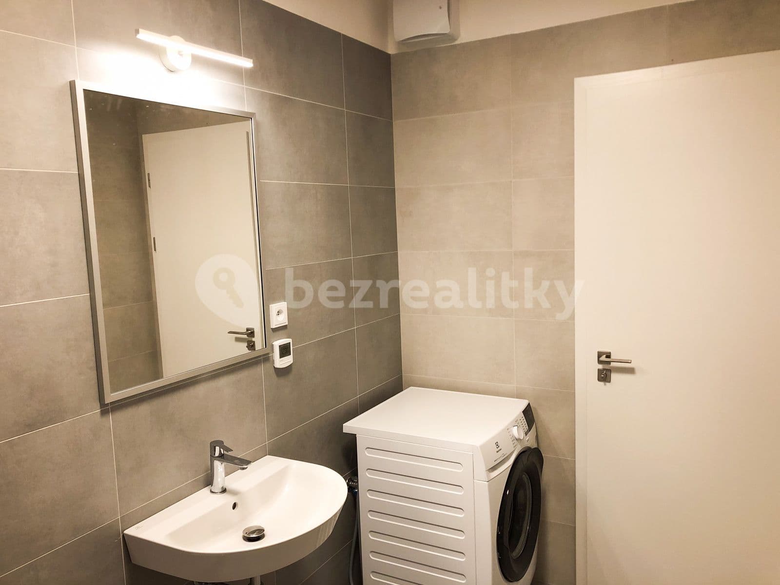 Prenájom bytu 2-izbový 57 m², U Sluncové, Praha, Praha Prenájom bytu 2-izbový 57 m², U Sluncové, Praha, Praha