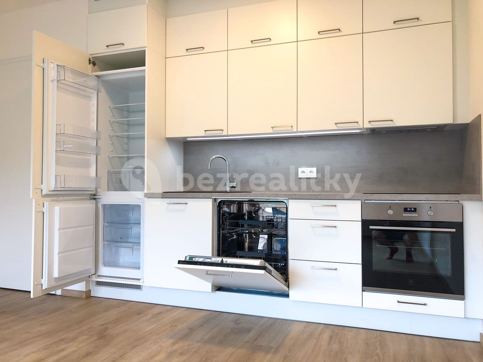 Prenájom bytu 2-izbový 57 m², U Sluncové, Praha, Praha Prenájom bytu 2-izbový 57 m², U Sluncové, Praha, Praha