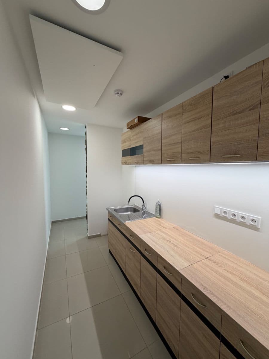 Prenájom kancelárie 56 m², Drahy, Uherské Hradiště, Zlínský kraj Prenájom kancelárie 56 m², Drahy, Uherské Hradiště, Zlínský kraj