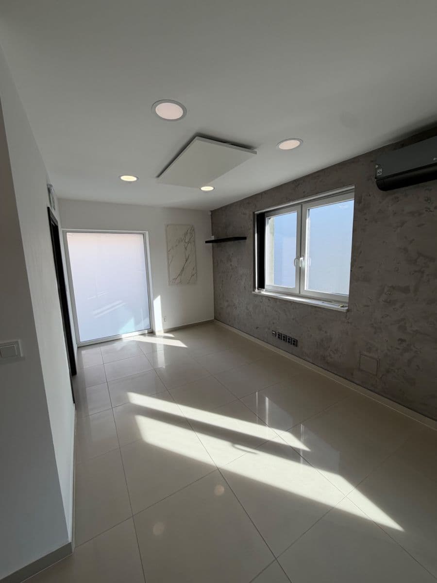 Prenájom kancelárie 56 m², Drahy, Uherské Hradiště, Zlínský kraj Prenájom kancelárie 56 m², Drahy, Uherské Hradiště, Zlínský kraj