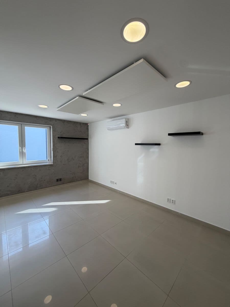 Prenájom kancelárie 56 m², Drahy, Uherské Hradiště, Zlínský kraj Prenájom kancelárie 56 m², Drahy, Uherské Hradiště, Zlínský kraj