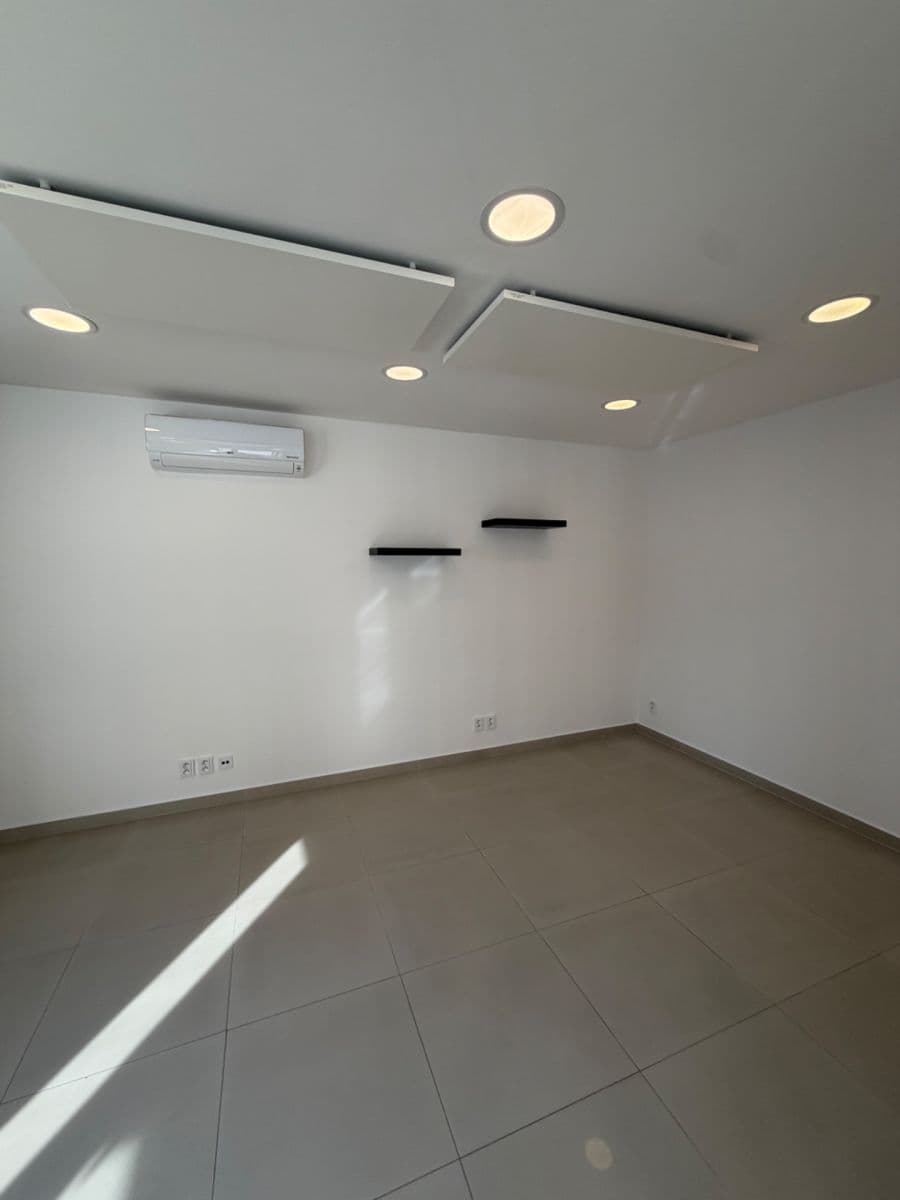 Prenájom kancelárie 56 m², Drahy, Uherské Hradiště, Zlínský kraj Prenájom kancelárie 56 m², Drahy, Uherské Hradiště, Zlínský kraj