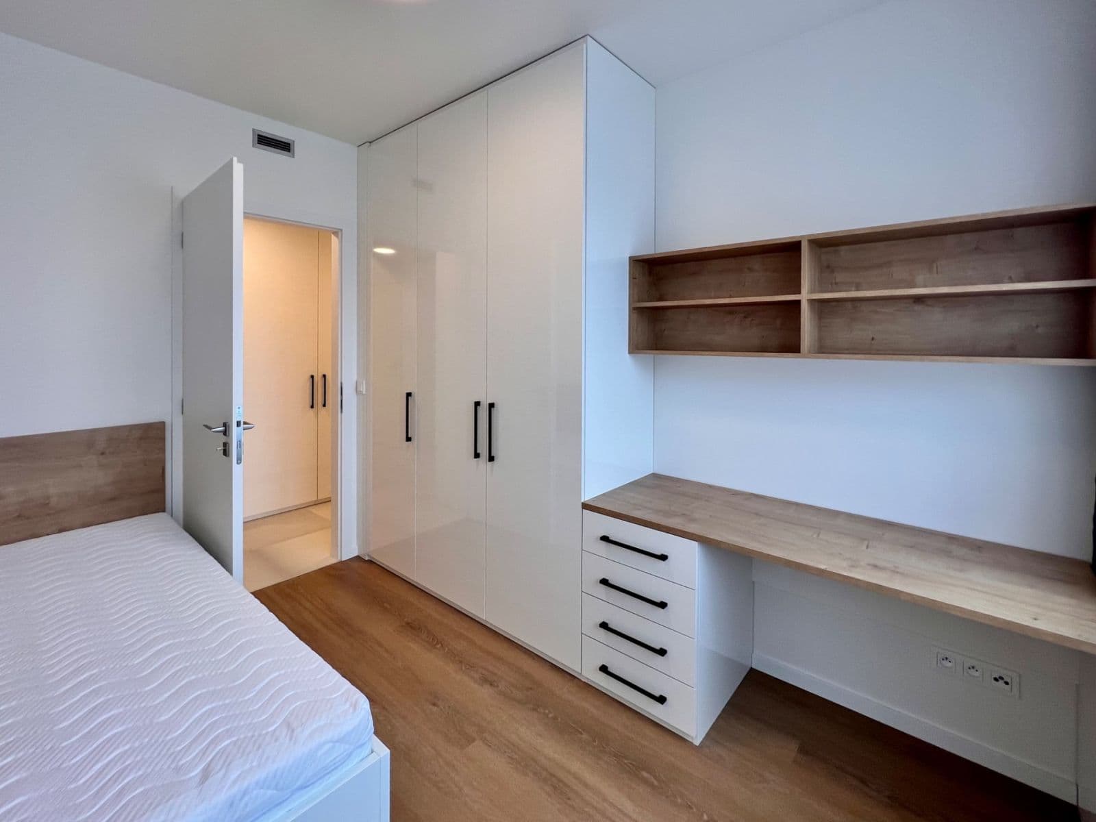 Prenájom bytu 3-izbový 65 m², U Plynárny, Praha, Praha Prenájom bytu 3-izbový 65 m², U Plynárny, Praha, Praha