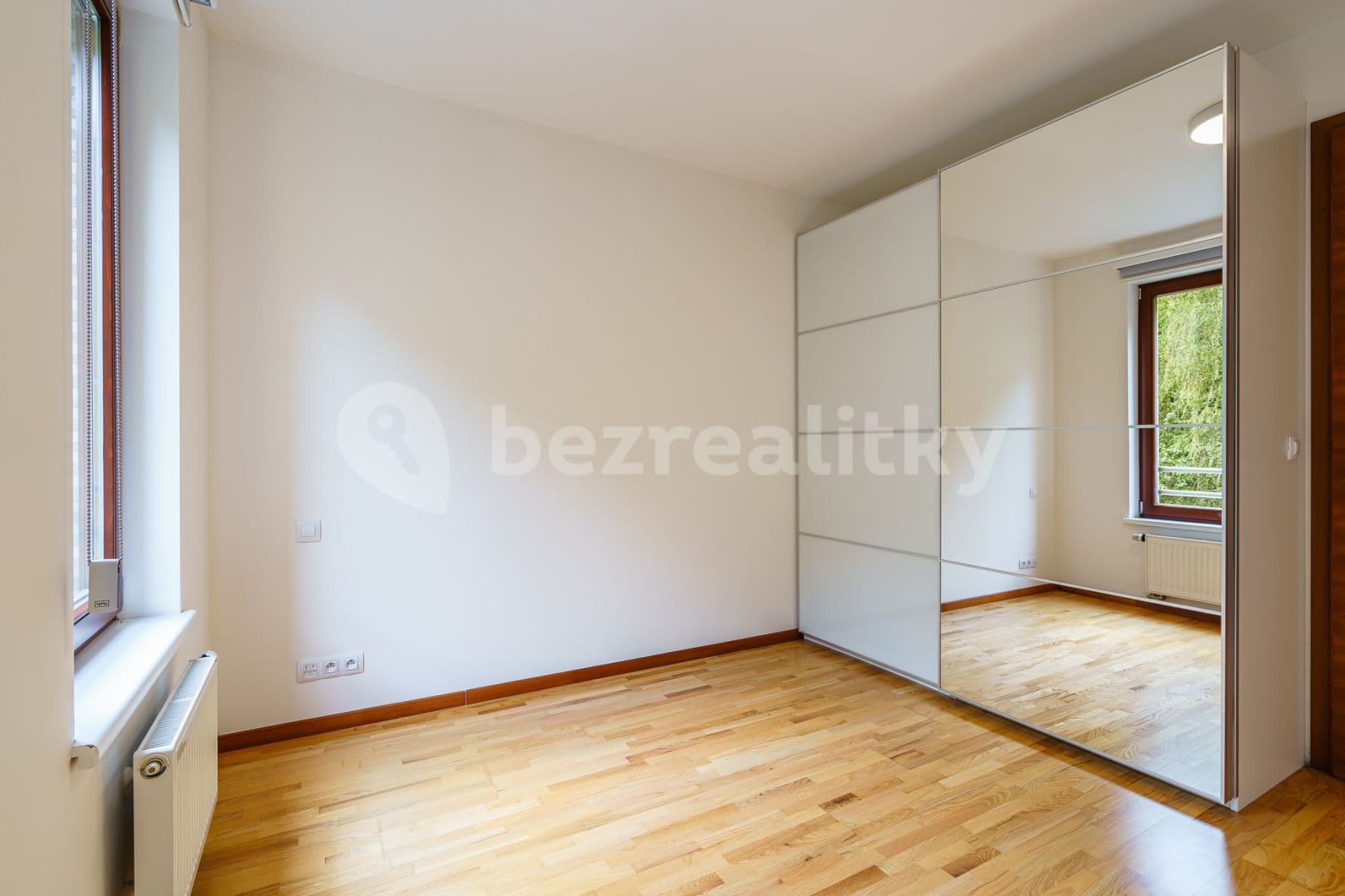 Prenájom bytu 3-izbový 94 m², Lovčenská, Praha, Praha