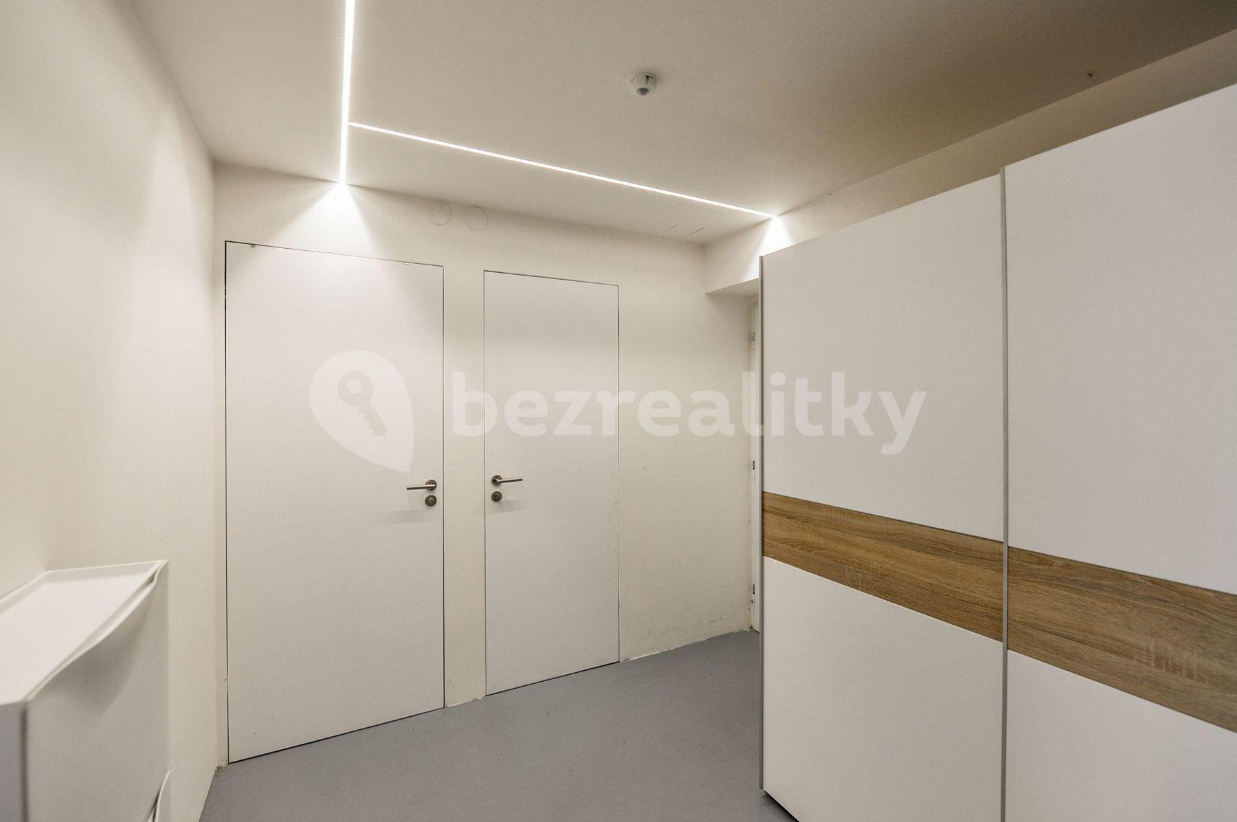 Prenájom bytu 2-izbový 55 m², Českomalínská, Praha, Praha