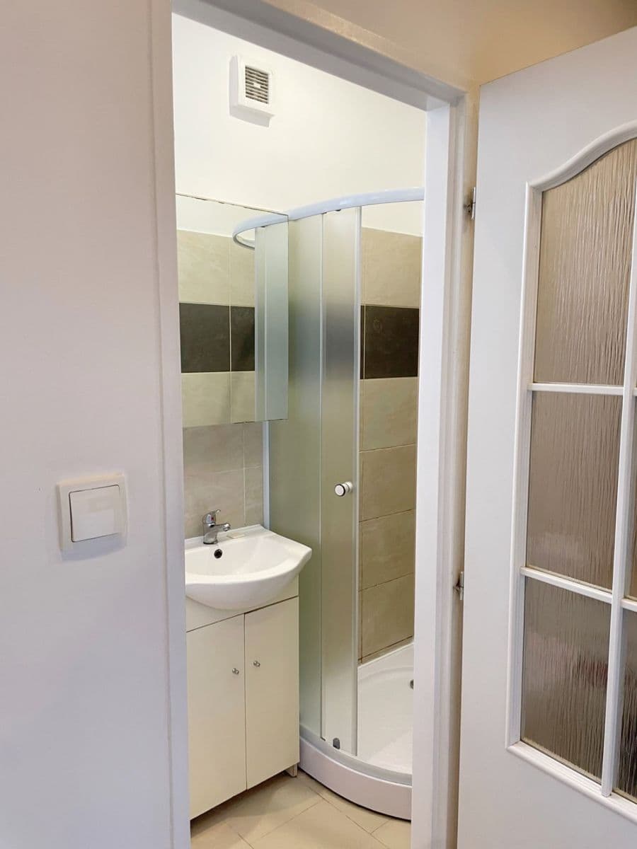 Prenájom bytu 1-izbový 30 m², Prostřední, Praha, Praha Prenájom bytu 1-izbový 30 m², Prostřední, Praha, Praha