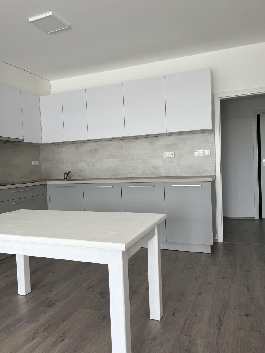 Prenájom bytu 2-izbový 71 m², U Sportovní školy, Pardubice, Pardubický kraj Prenájom bytu 2-izbový 71 m², U Sportovní školy, Pardubice, Pardubický kraj