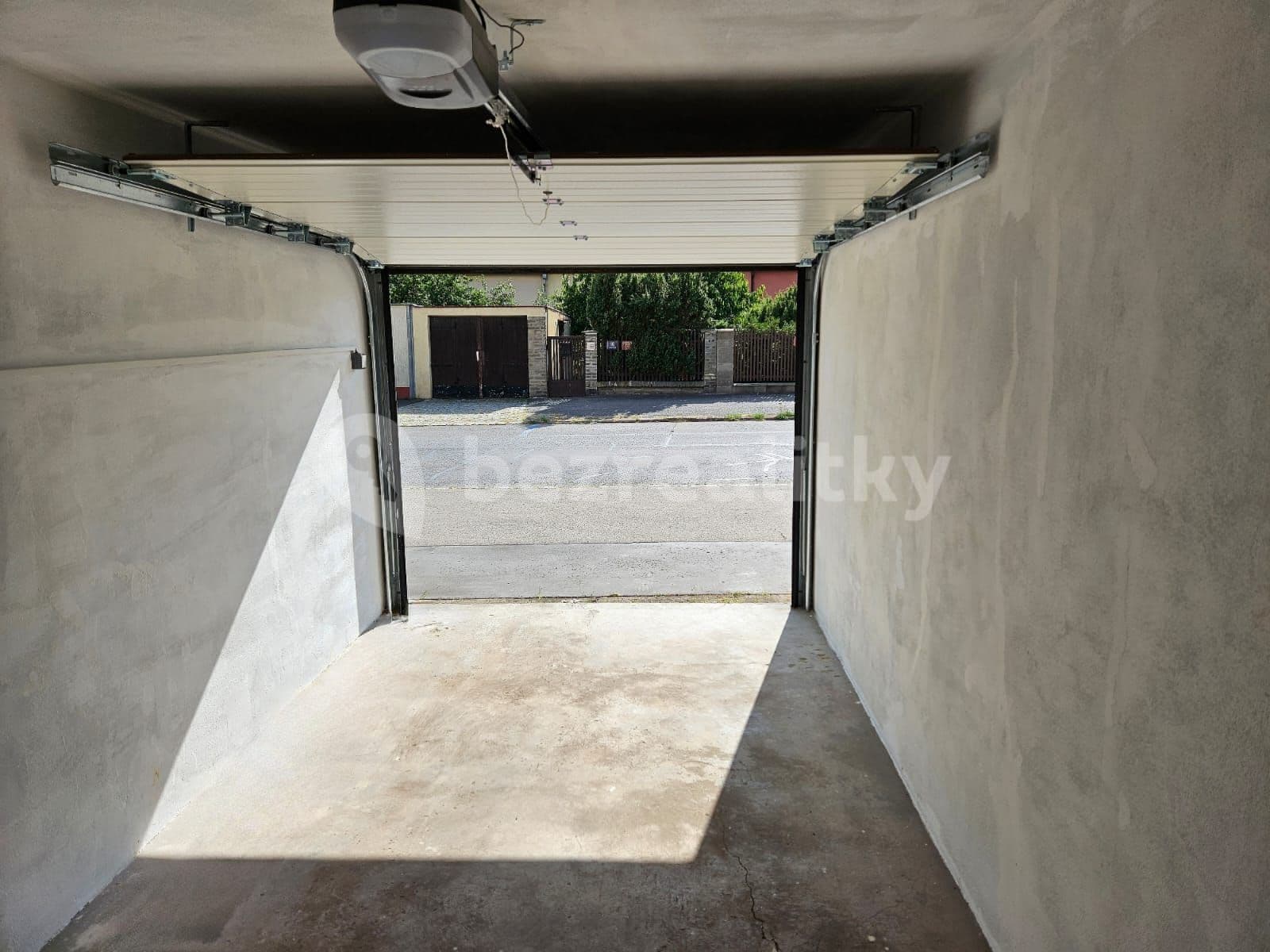 Prenájom garáže 14 m², Uhříněveská, Praha, Praha Prenájom garáže 14 m², Uhříněveská, Praha, Praha