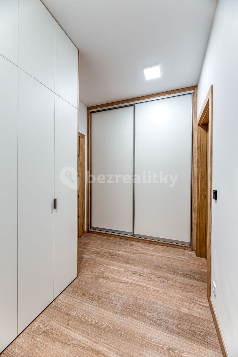 Prenájom bytu 3-izbový 75 m², Francouzská, Praha, Praha