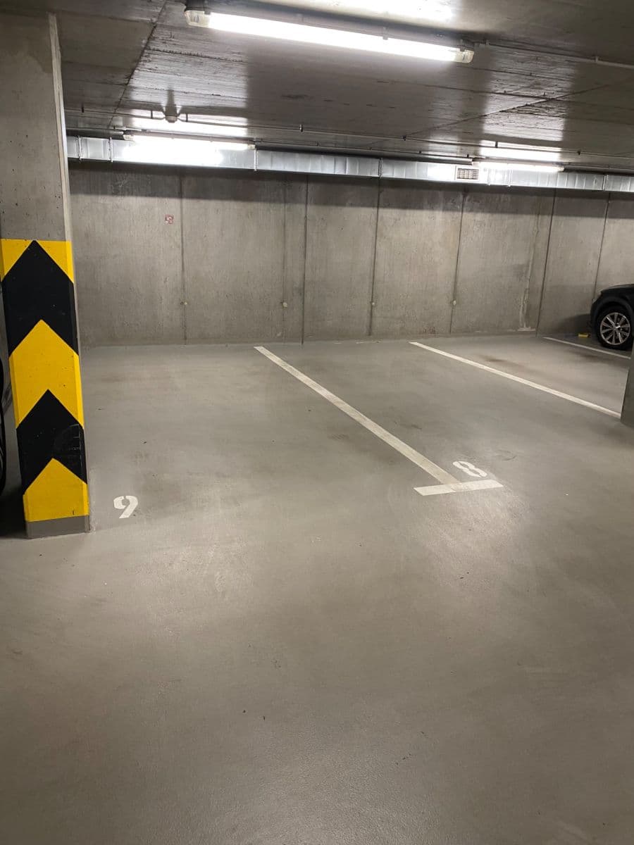 Prenájom garáže 15 m², Jeseniova, Praha, Praha Prenájom garáže 15 m², Jeseniova, Praha, Praha