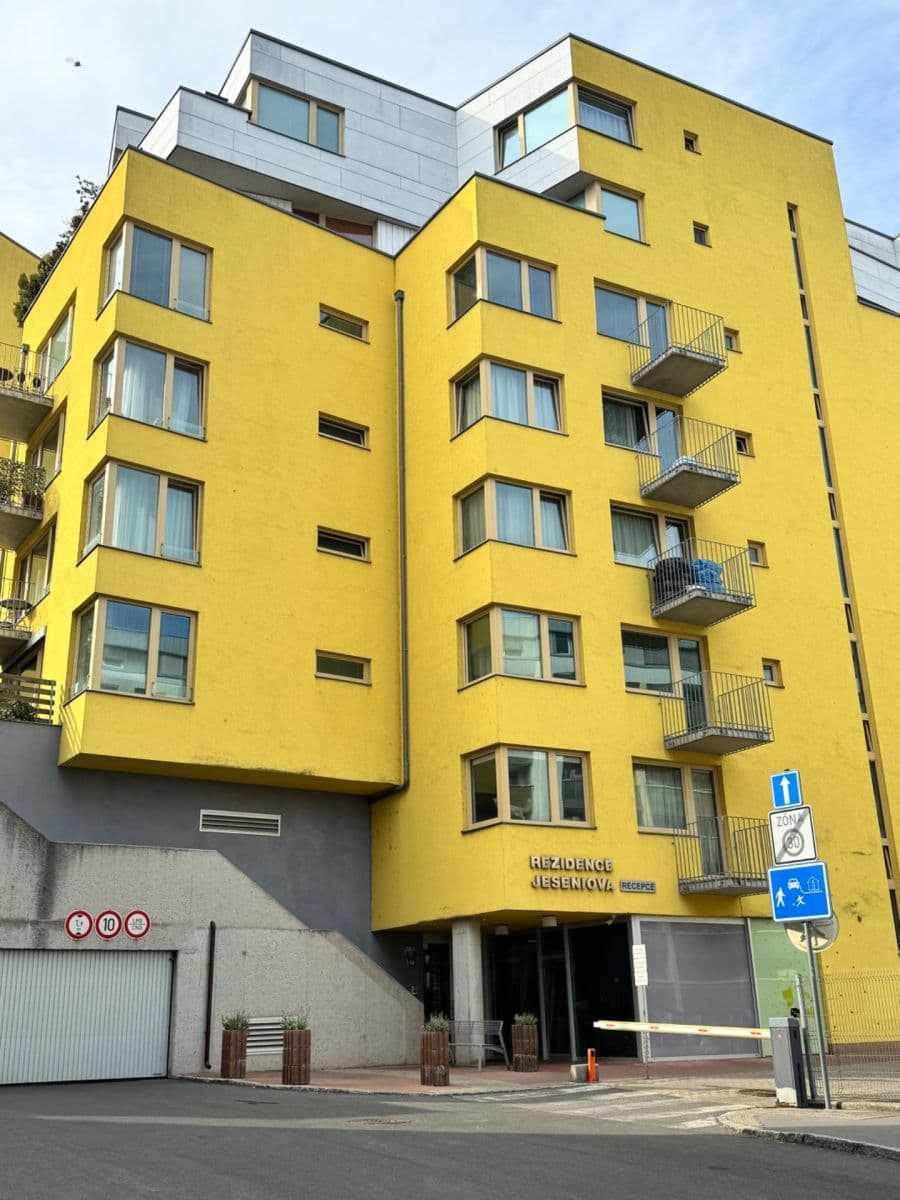 Prenájom garáže 15 m², Jeseniova, Praha, Praha Prenájom garáže 15 m², Jeseniova, Praha, Praha