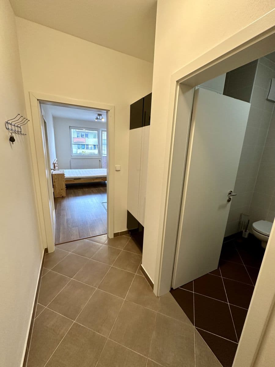 Prenájom bytu 1-izbový 36 m², Modenská, Praha, Praha Prenájom bytu 1-izbový 36 m², Modenská, Praha, Praha