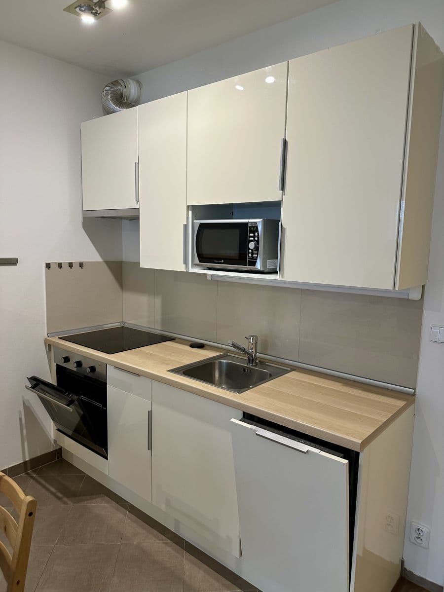 Prenájom bytu 1-izbový 36 m², Modenská, Praha, Praha Prenájom bytu 1-izbový 36 m², Modenská, Praha, Praha
