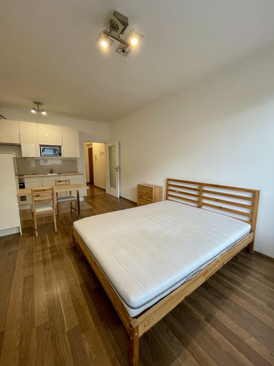 Prenájom bytu 1-izbový 36 m², Modenská, Praha, Praha Prenájom bytu 1-izbový 36 m², Modenská, Praha, Praha