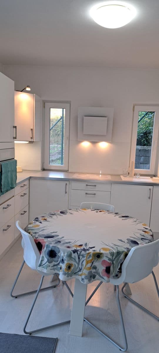 Prenájom bytu 2-izbový 60 m², Knižkova dolina, Rača, Bratislavský kraj Prenájom bytu 2-izbový 60 m², Knižkova dolina, Rača, Bratislavský kraj