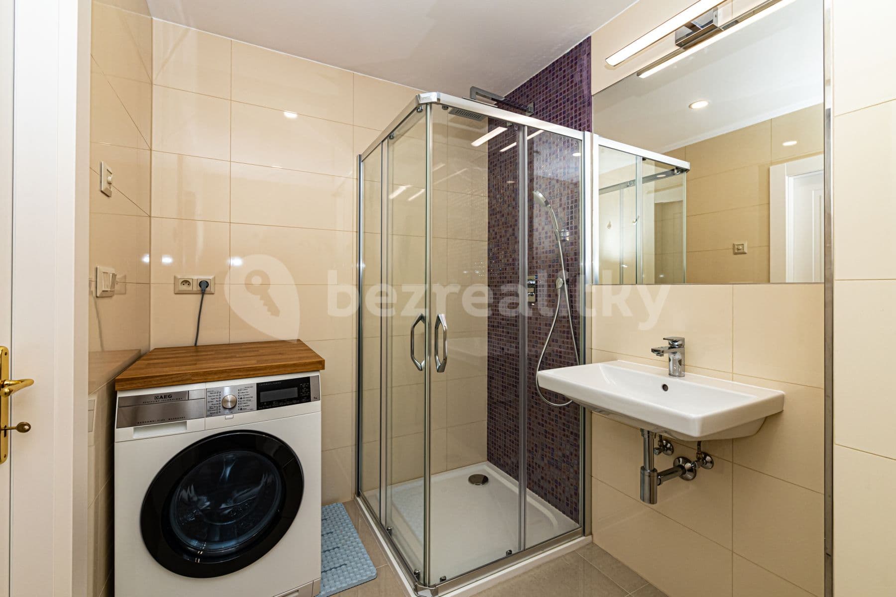 Prenájom bytu 1-izbový 30 m², Záhřebská, Praha, Praha Prenájom bytu 1-izbový 30 m², Záhřebská, Praha, Praha