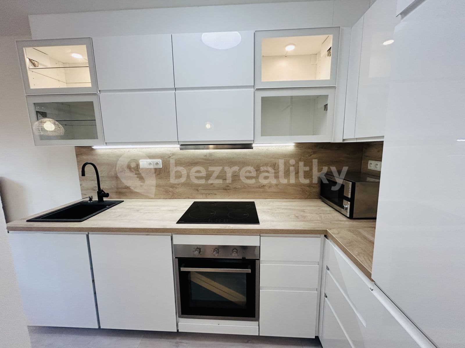 Prenájom bytu 3-izbový 68 m², Prosluněná, Praha, Praha Prenájom bytu 3-izbový 68 m², Prosluněná, Praha, Praha