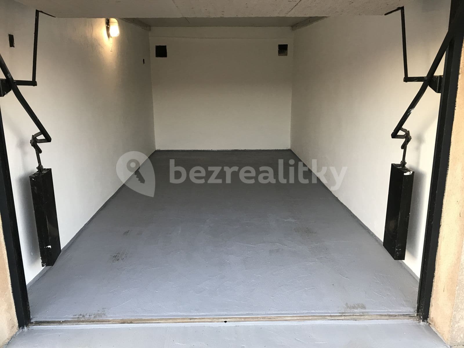 Prenájom garáže 18 m², Zemědělská, Hradec Králové, Královéhradecký kraj