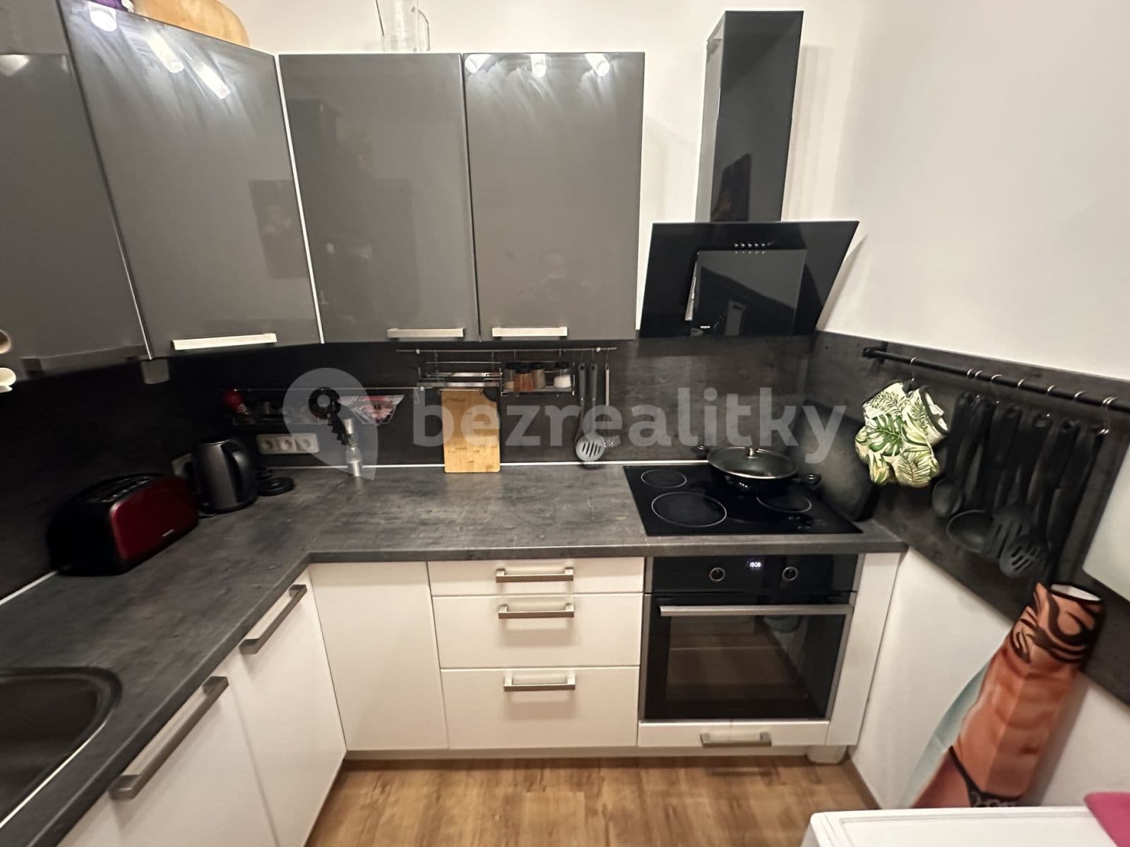 Prenájom bytu 3-izbový 74 m², Mádrova, Praha, Praha Prenájom bytu 3-izbový 74 m², Mádrova, Praha, Praha