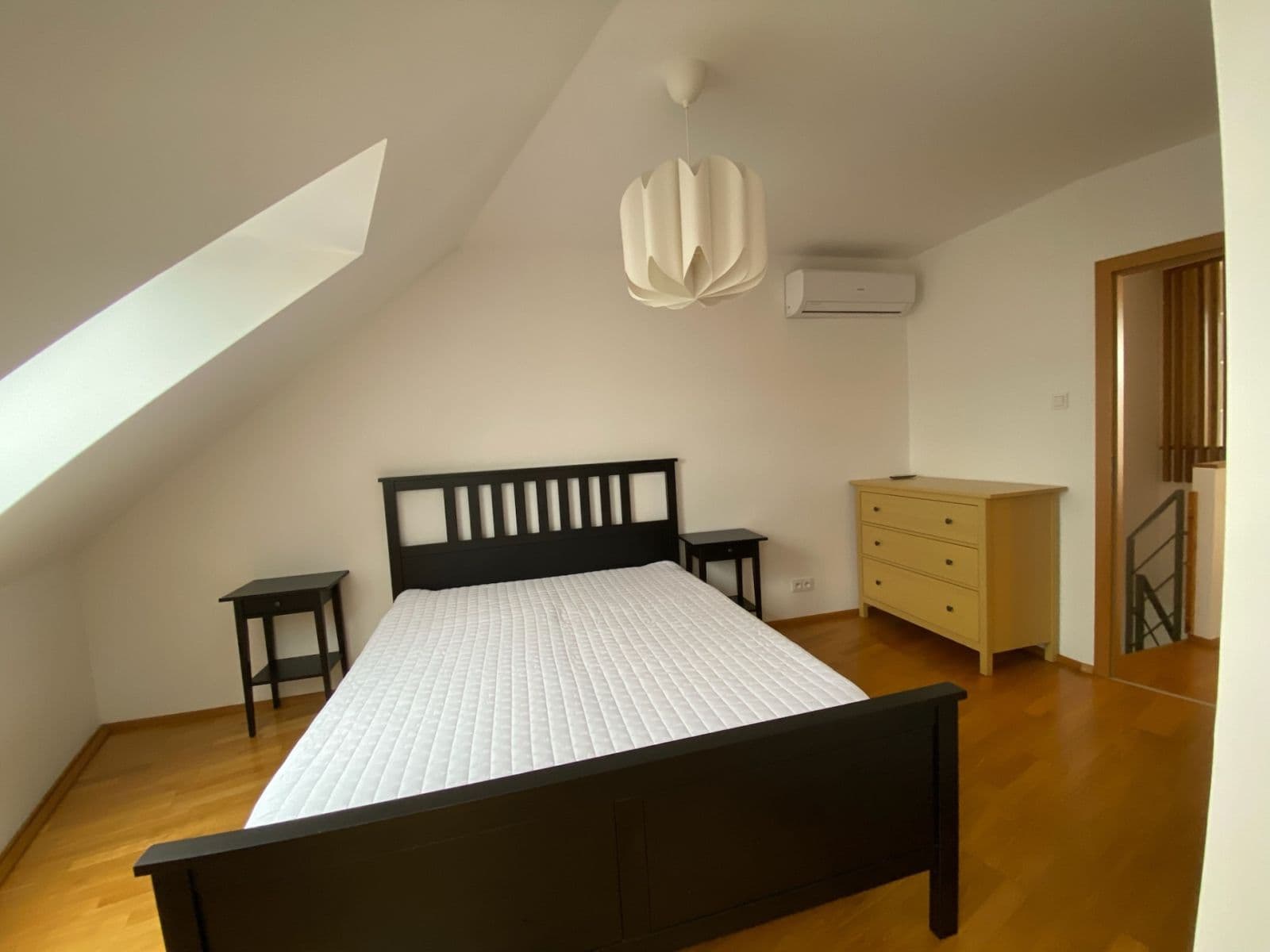 Prenájom bytu 3-izbový 105 m², Sokolovská, Praha, Praha Prenájom bytu 3-izbový 105 m², Sokolovská, Praha, Praha