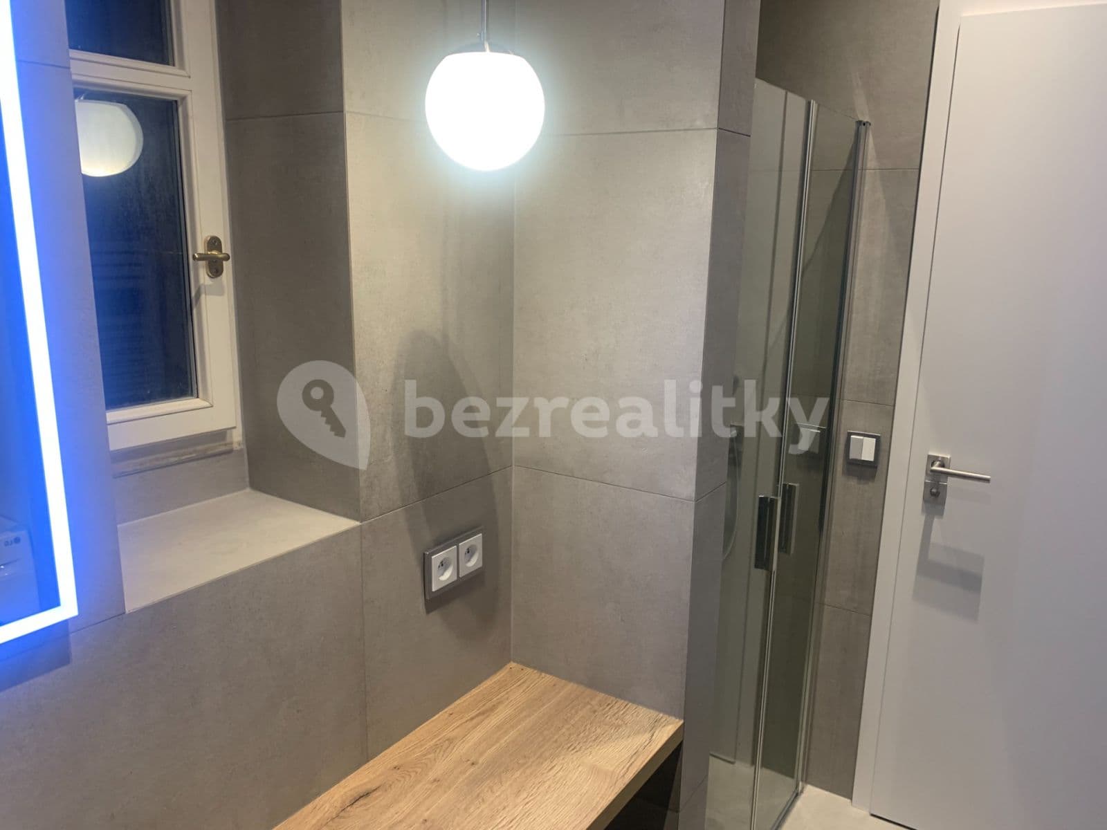 Prenájom bytu 2-izbový 48 m², Na Poříčním právu, Praha, Praha Prenájom bytu 2-izbový 48 m², Na Poříčním právu, Praha, Praha