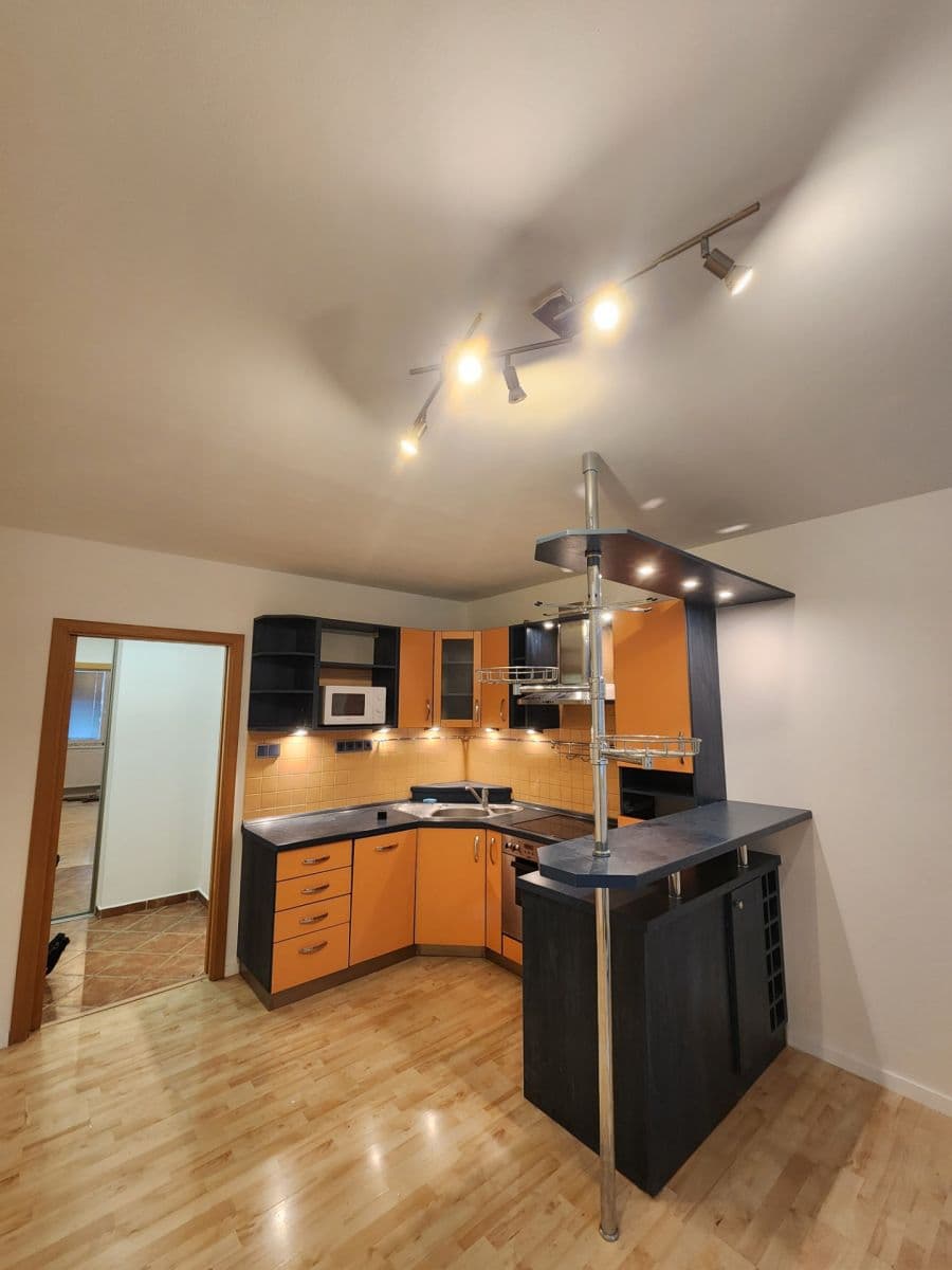 Prenájom bytu 1-izbový 32 m², Neapolská, Praha, Praha Prenájom bytu 1-izbový 32 m², Neapolská, Praha, Praha