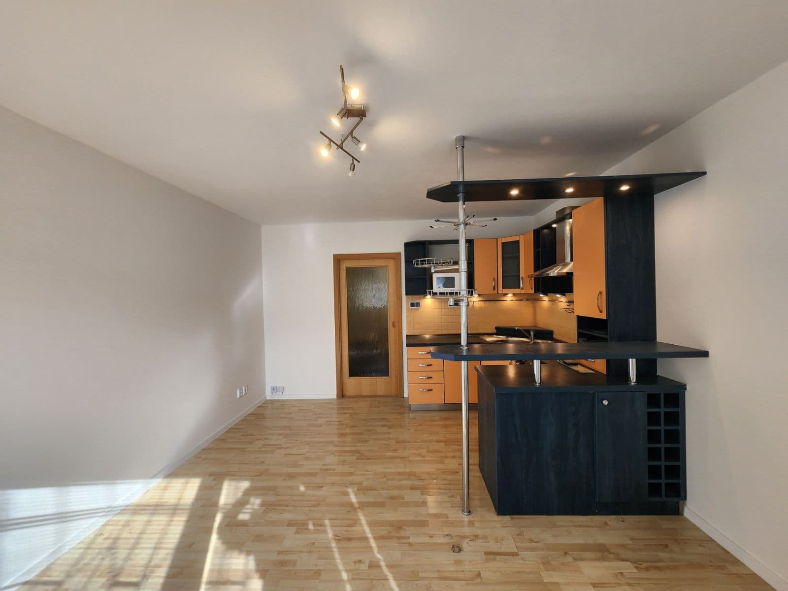 Prenájom bytu 1-izbový 32 m², Neapolská, Praha, Praha Prenájom bytu 1-izbový 32 m², Neapolská, Praha, Praha