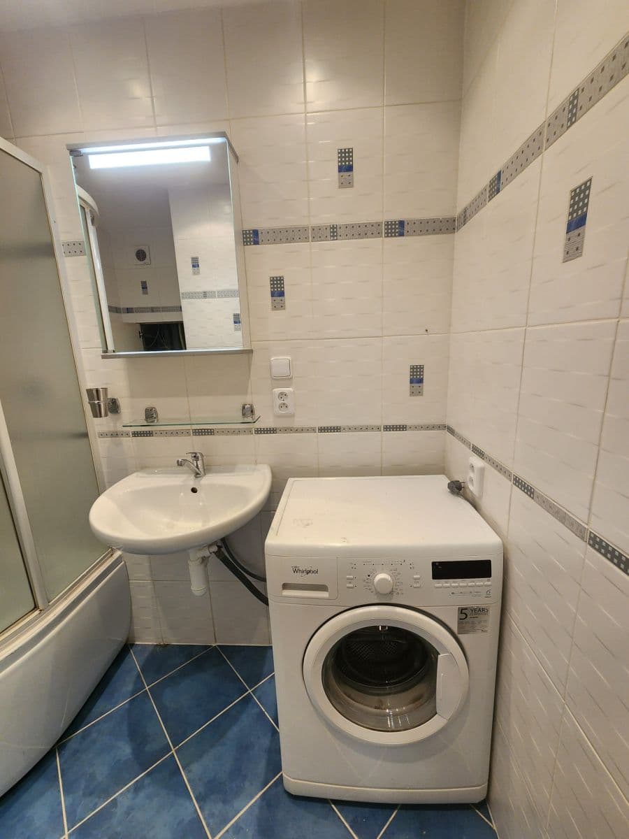 Prenájom bytu 1-izbový 32 m², Neapolská, Praha, Praha Prenájom bytu 1-izbový 32 m², Neapolská, Praha, Praha