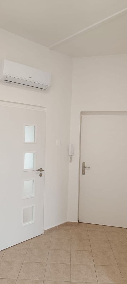 Prenájom bytu 1-izbový 43 m², Stará Kysibelská, Karlovy Vary, Karlovarský kraj Prenájom bytu 1-izbový 43 m², Stará Kysibelská, Karlovy Vary, Karlovarský kraj