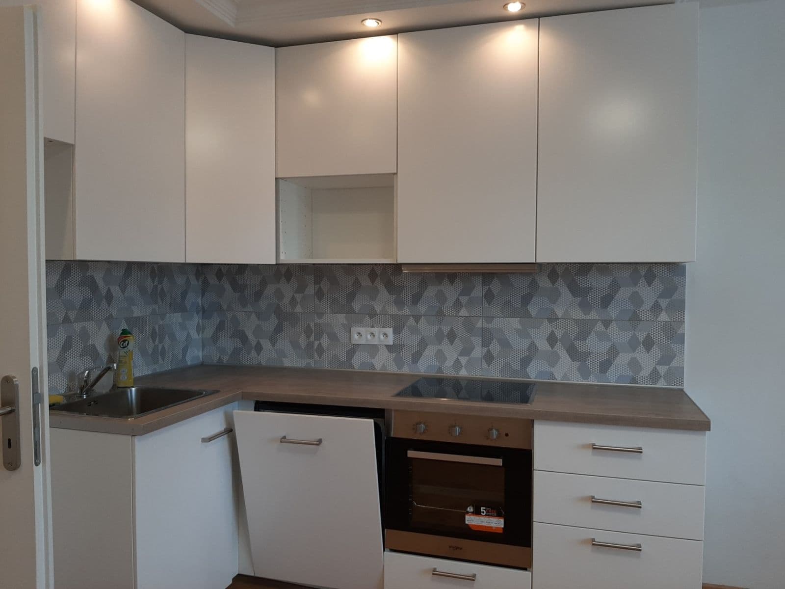 Prenájom bytu 3-izbový 85 m², U Stojanu, Praha, Praha Prenájom bytu 3-izbový 85 m², U Stojanu, Praha, Praha