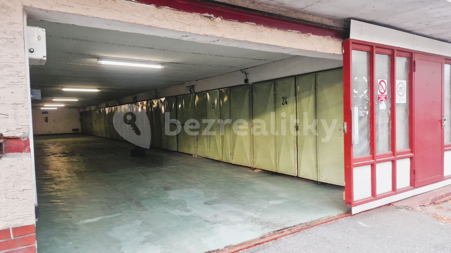 Prenájom garáže 18 m², Písečná, Praha, Praha Prenájom garáže 18 m², Písečná, Praha, Praha