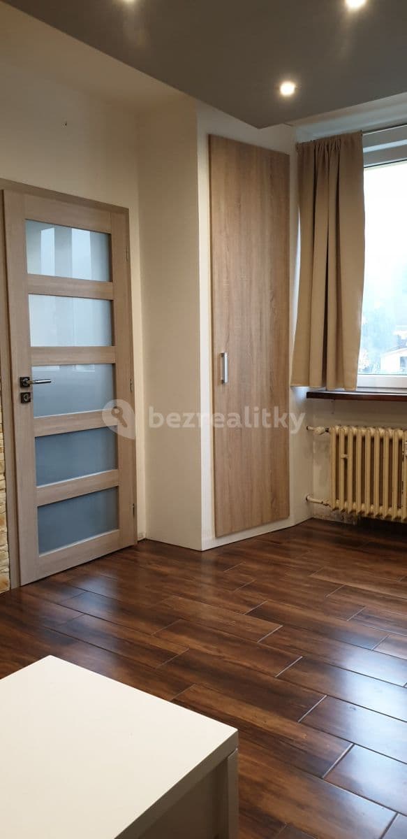 Prenájom bytu 1-izbový 37 m², Bratří Čapků, Ústí nad Labem, Ústecký kraj Prenájom bytu 1-izbový 37 m², Bratří Čapků, Ústí nad Labem, Ústecký kraj